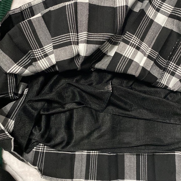 pleated black plaid skirt - Picture 4 of 4